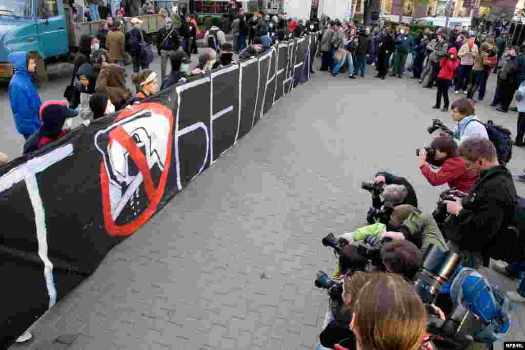 Митинг привлек внимание огромного количества снимающей и пишущей прессы