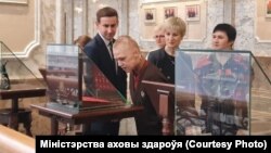 Пацярпелы ў пажары Раман Кагадоўскі падчас экскурсіі ў Палацы Незалежнасьці 