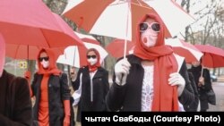 Шэсьце жанчын зь бела-чырвонымі парасонамі, Менск, 8 лістапада 2021