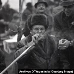 Тито закуривает сигару от тлеющей палки во время встречи иностранных дипломатов в Караджорджеве, селе неподалеку от Нови-Сада на территории современной Сербии.