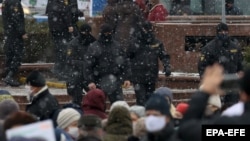 Белорусские полицейские собрались возле места протестного митинга пенсионеров. Минск, 14 декабря 2020 года