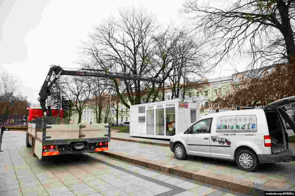 У цэнтры Вільні ўжо мантуюць абсталяваньне для трансьляцыяў