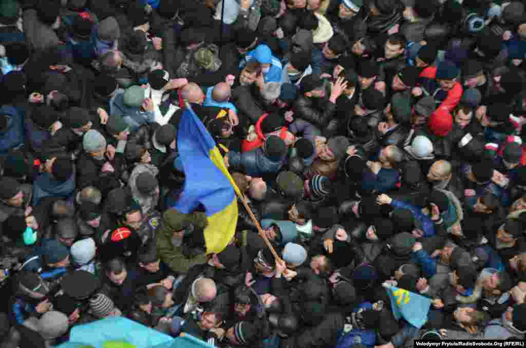 Мітынг 26 лютага 2014 году ў Сімфэропалі, дзе адбыліся сутыкненьні з ініцыятывы людзей, якія звалі сябе прадстаўнікамі &laquo;самаабароны Крыму&raquo; і казакаў што прыбылі з Расеі. Гэтыя падзеі пасьля леглі ў аснову шэрагу судовых справаў супраць тых крымчан, хто падтрымаў Украіну. Ім выстаўлялі абвінавачваньні ва ўдзеле ў масавых беспарадках.