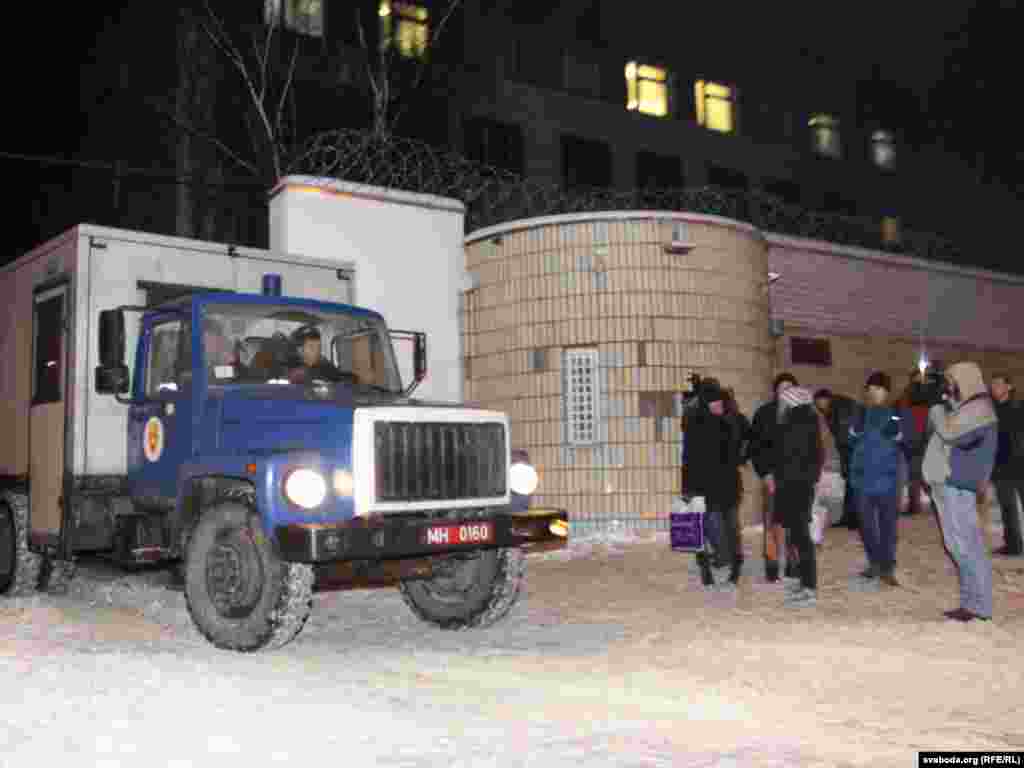 Акцыя падтрымкі побач з турмой на Акрэсьціна