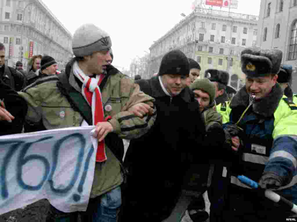 После шестичасовых баталий участники акции начали постепенно расходиться. Однако, как и предполагали накануне многие правозащитники, добраться до дома удалось не всем.