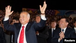 Marhum prezident Islom Karimov va o‘sha paytdagi Bosh vazir Shavkat Mirziyoyev Mustaqillik kuni tantanalarida. Toshkent, 31-avgust, 2007