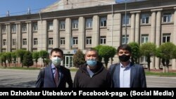 Адвокат Жохар Өтебеков (сол жақта) Арман Шораевпен (ортада) бірге тұр. Алматы, 20 сәуір 2020 жыл. Сурет Жохар Өтебековтің Facebook парақшасынан алынды.