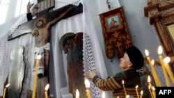 Belarus -- An elderly woman prepares a church on the day marking the Orthodox Christmas eve in the Belarus town of Smorgon, some 125 km northwest of Minsk, January 6, 2015