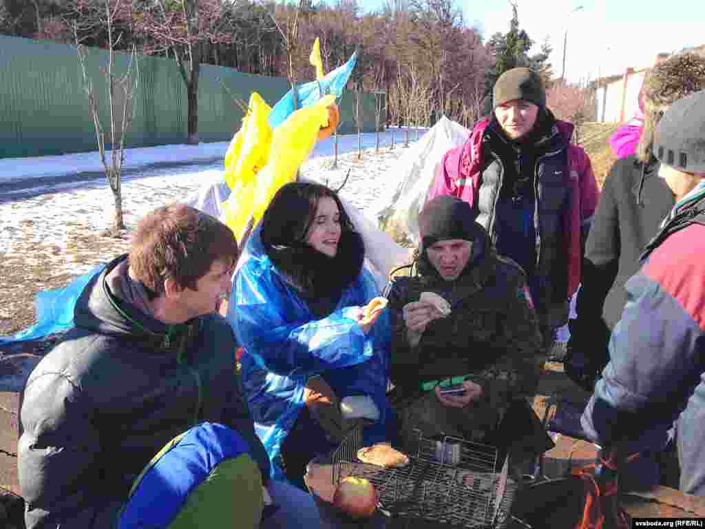 Грамадзкая актывістка Наста Дашкевіч (у цэнтры), удзельніца абароны Курапатаў у лютым-сакавіку 2017 году.