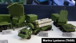 Макеты пусковой установки ЗРК С-400. Архивное фото