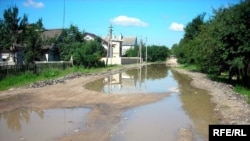 У Горадні на некаторых вуліцах вада не высыхае.