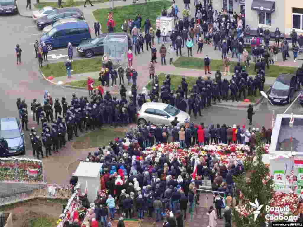 Сілавікі прыехалі на &laquo;плошчу Перамен&raquo; каля дома, дзе жыў Раман Бандарэнка. Спачатку закідалі людзей сьвятлашумавымі гранатамі, зачысьцілі прылеглыя вуліцы. Пасьля ачапілі славуты пратэставы двор&nbsp;