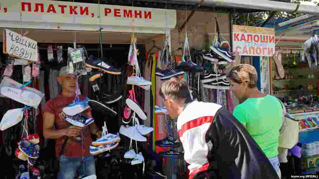 На городском рынке в День города шла бойкая торговля