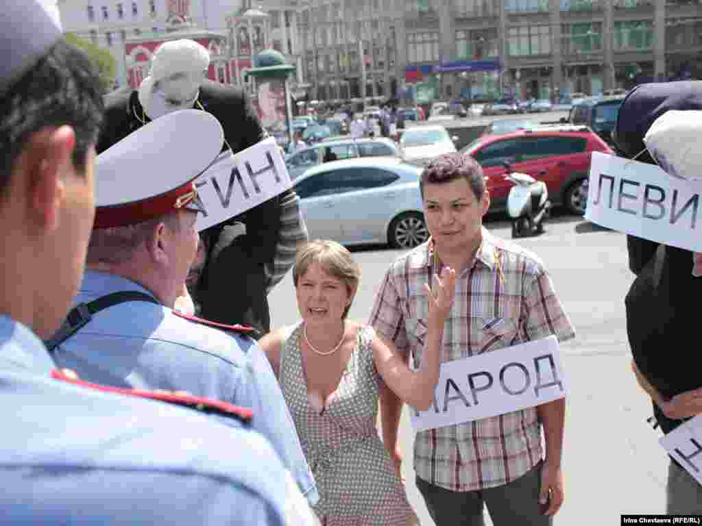 Активисты устроили театрализированную акцию. 