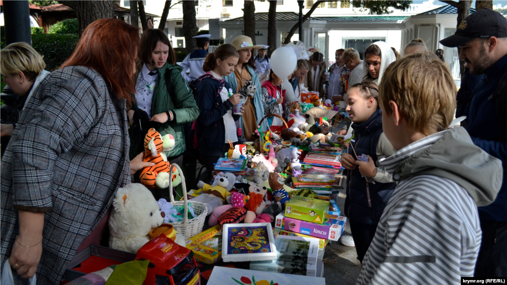 На аллее возле памятника &laquo;Дама с собачкой&raquo;, учащиеся школ Ялты развернули благотворительную ярмарку своих поделок. Средства от продажи пойдут нуждающимся &nbsp;