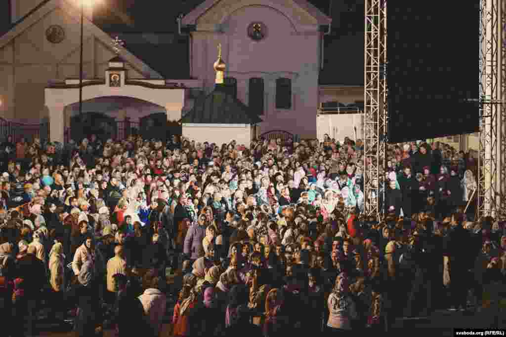 Звычайныя вернікі глядзелі набажэнства на экране