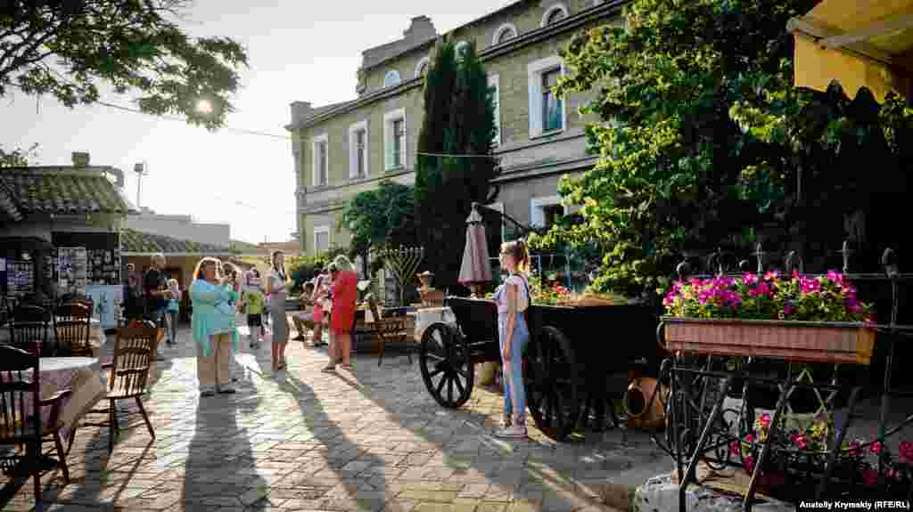 Дворик перед синагогой Эгия Капай