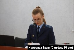 Дзяржаўны абвінаваўца Валерыя Таратынка. У сьнежні паводле ейнага абвінавачаньня тром менчукам прысудзілі да 2 год турмы за надпіс «Не забудзем» на месцы гібелі Тарайкоўскага