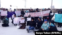 Еуроодақ өкілдігі алдында акция ұйымдастырған белсенділер. Нұр-Сұлтан, 27 қараша 2019 жыл.