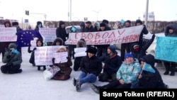 Еуропа Одағының Қазақстандағы өкілдігі алдында наразылық жасаған белсенділер. Нұр-Сұлтан, 27 қараша 2019 жыл.