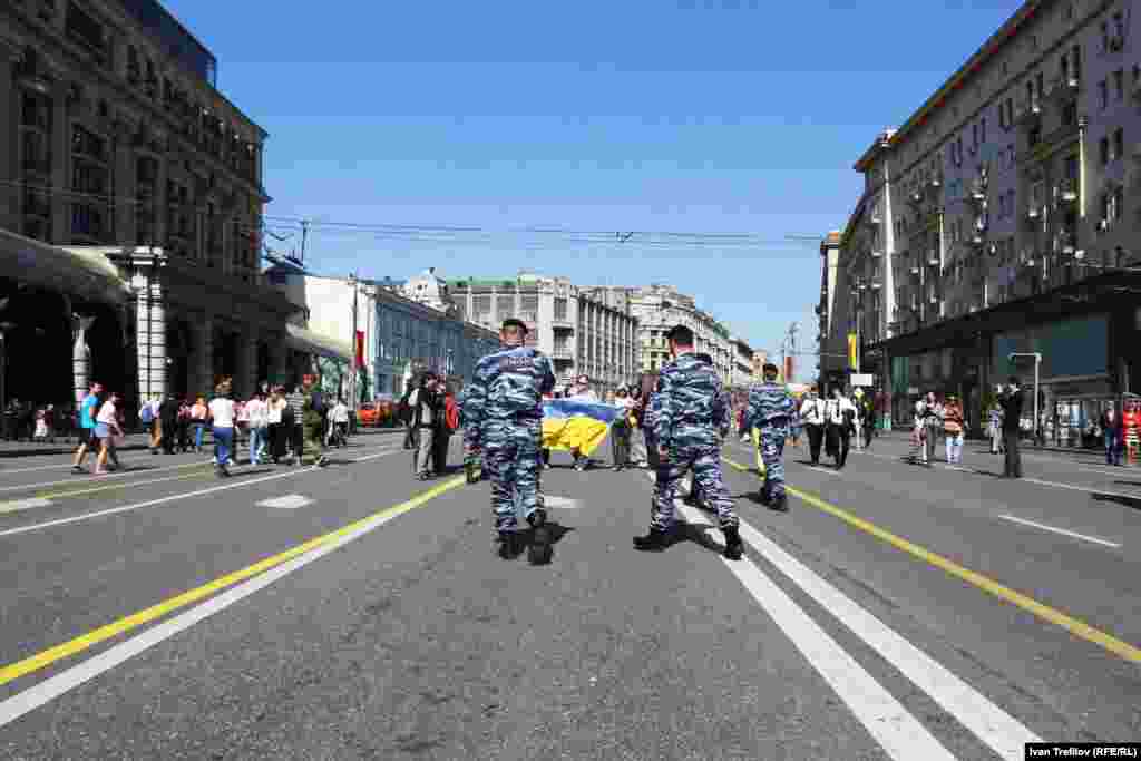 Антивоенная акция в поддержку Украины в Москве. Активистам удалось пройти с украинским флагом более 500 метров, после чего часть из них была задержана