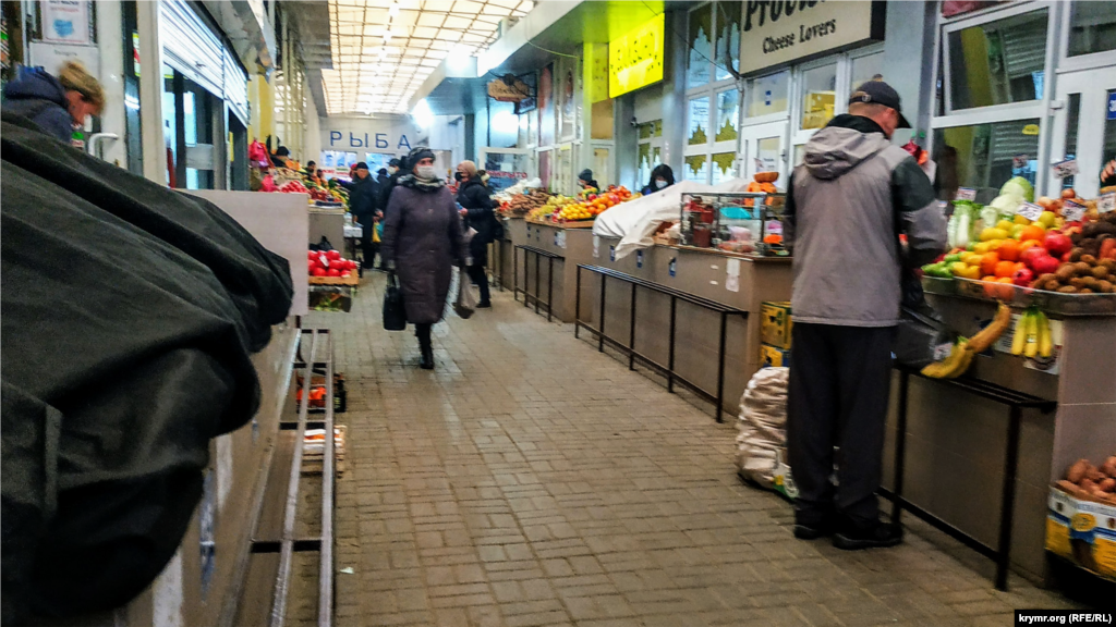 Территория, прилегающая к Куйбышевскому рынку, также в торговых рядах