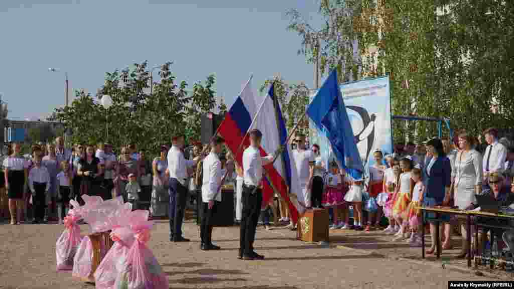 Старшеклассники с флагами гимназии, Крыма и России