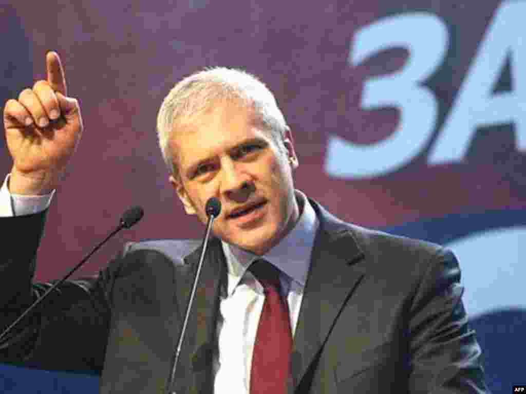 SERBIA, Nis : Serbian President Boris Tadic, who leads the pro-Western Democratic Party addresses his supporters during a pre-election rally in Nis, 12 January 2008