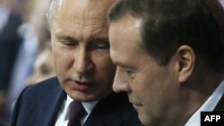 Президент России Владимир Путин и премьер-министр Дмитрий Медведев (архивное фото)