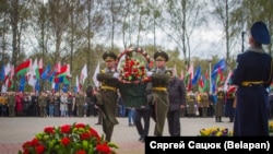 Ліквідатары, БРСМ, міліцыя і «Белая Русь» усклалі кветкі да помніку «Ахвярам Чарнобылю» ў Менску. Фатафакт