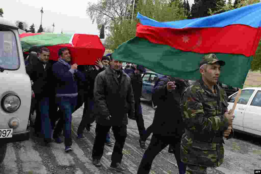 Похороны азербайджанского военнослужащего, погибшего в бою в Нагорном Карабахе. Селение Тертер, 3 апреля &nbsp;