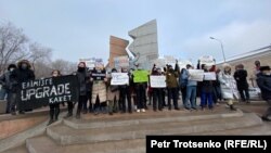 Oyan, Qazaqstan белсенділері "Тәуелсіздік тұғыры" ескерткішінің алдында тұр. Алматы, 16 желтоқсан 2020 жыл.