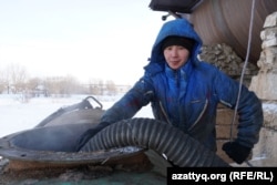 Ақмола облысы Айдабол ауылының тұрғыны Серік Баярин зауыт жанынан барданы құйып алып жатыр. 25 ақпан 2021 жыл.