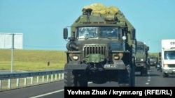 Колонна российской военной техники на трассе «Таврида» в Крыму. Архивное фото