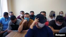 У залі суду па адміністрацыйнай справе Юрыя Германовіча ўсе месцы занялі супрацоўнікі міліцыі