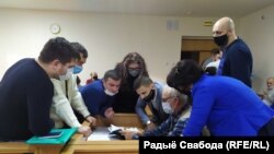 Звольненыя азотаўцы падчас суду 21 студзеня. За сталом юрыст Беларускага незалежнага прафсаюзу Аляксандар Парадкаў, які прадстаўляў іхныя інтарэсы