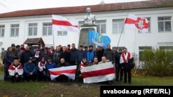 Aгульны здымак удзельнікаў акцыі побач з помнікам Каліноўскаму ў Сьвіслачы