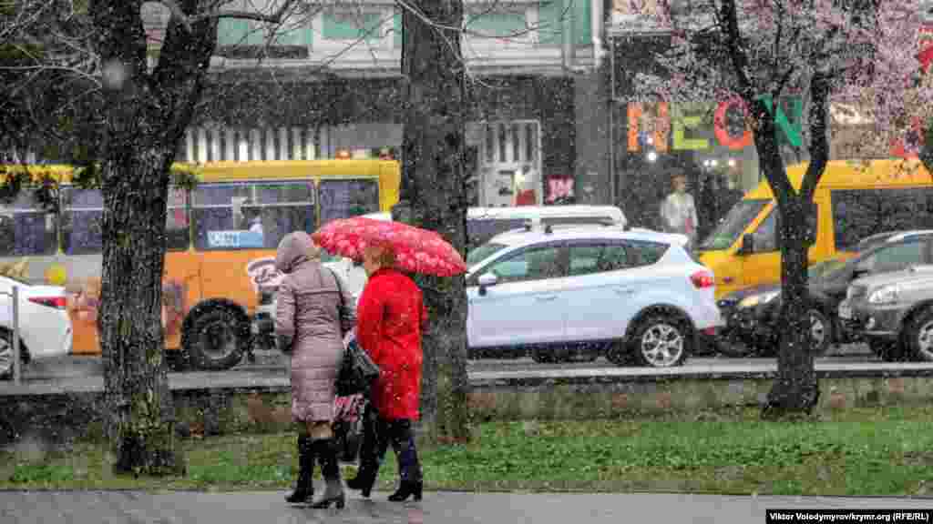 Тем временем в Симферополе 23 марта пошел снег. Днем ранее в городе преобладала солнечная погода, термометр показывал&nbsp;15&deg;C. Впоследствии температура опустилась до&nbsp;3&deg;C, а во второй половине дня в городе пошел снег