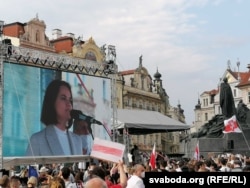 Некалькі сотняў чалавек на Старамесцкай плошчы ў Празе слухаюць выступ Сьвятланы Ціханоўскай. 7 чэрвеня 2020 году