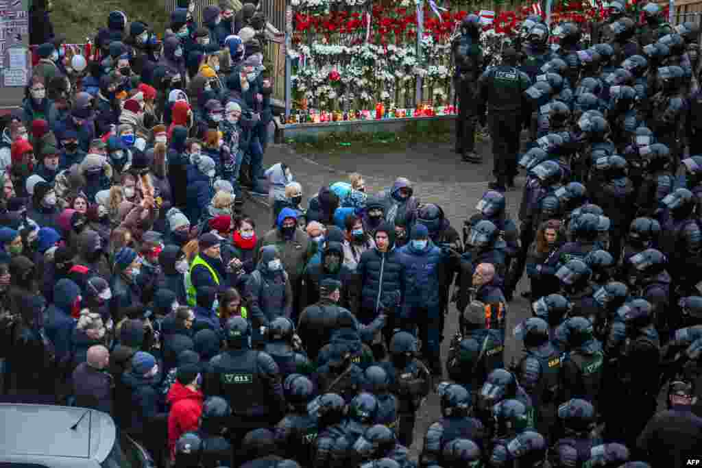 Пасьля невялікай размовы зь сілавікамі на чале з камандзірам менскага АМАПу Дзьмітрыем Балабам, сілавікі пачалі выцягваць людзей са шчэпкі, цягнуць у аўтазакі