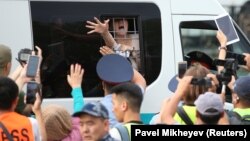 Билікке наразылық білдіріп бейбіт митингіге шыққандарды полиция ұстап, көлікке күштеп салды. Алматы, 6 шілде 2019 жыл.