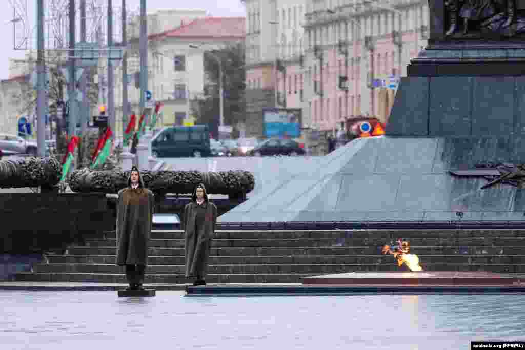 Ганаровая вахта школьнікаў на плошчы Перамогі