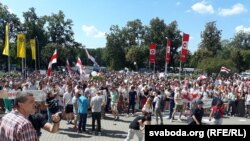 Некалькі соцень чалавек сабраліся перад будынкам, дзе месьцяцца каналы СТВ і АНТ