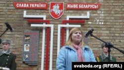 Валянтэрка Вольга Гальчанка на адкрыцьці мэмарыялу ў Кіеве, 28 сакавіка 2016 