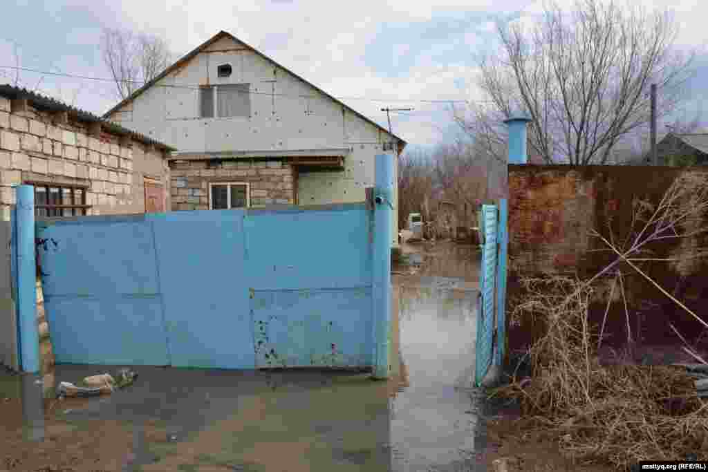 Су деңгейі төмендегенімен, ауыл-үйдің арасындағы шалшық су кетпей тұр. &nbsp;